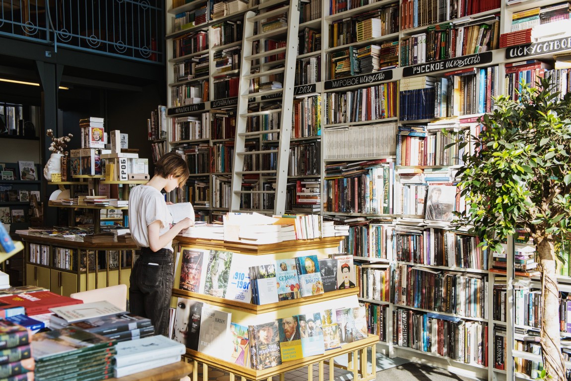 Why Every Bookshop Suddenly Has a Romantasy Table